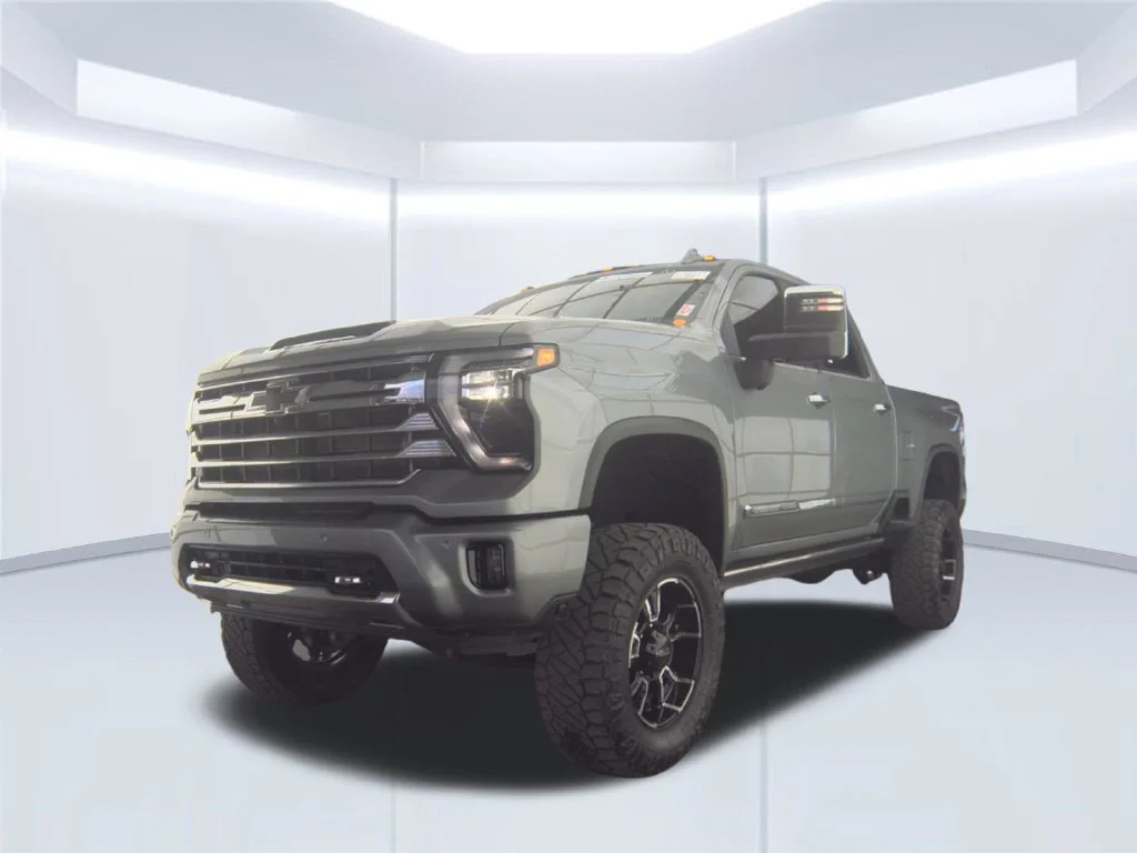 Used 2024 Gray Chevrolet High Country image 5