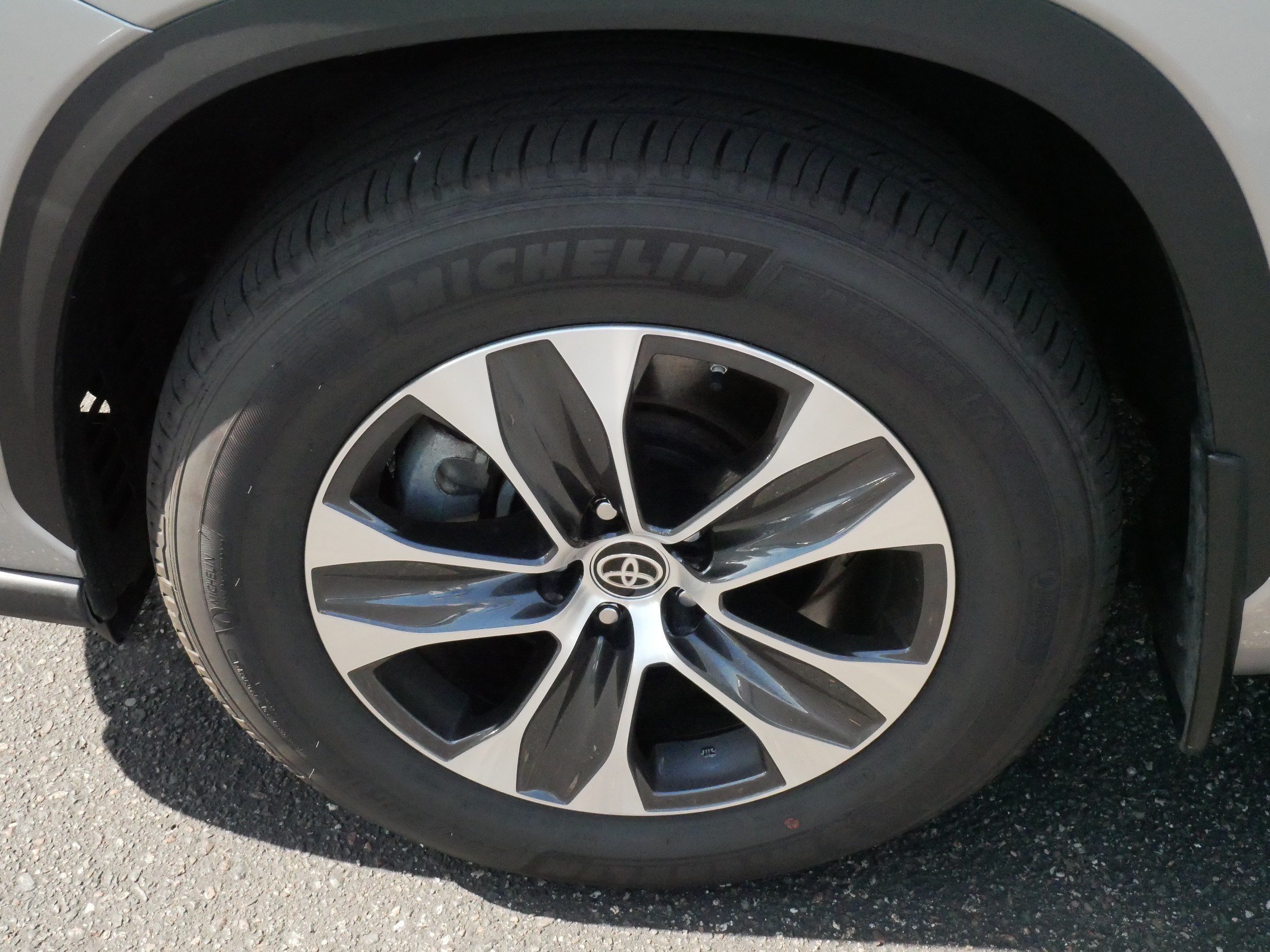 Certified Used 2025 CELESTIAL SILVER Toyota XLE image 15