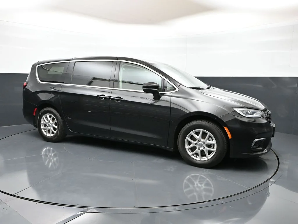 2023 Chrysler Pacifica Touring L's photo