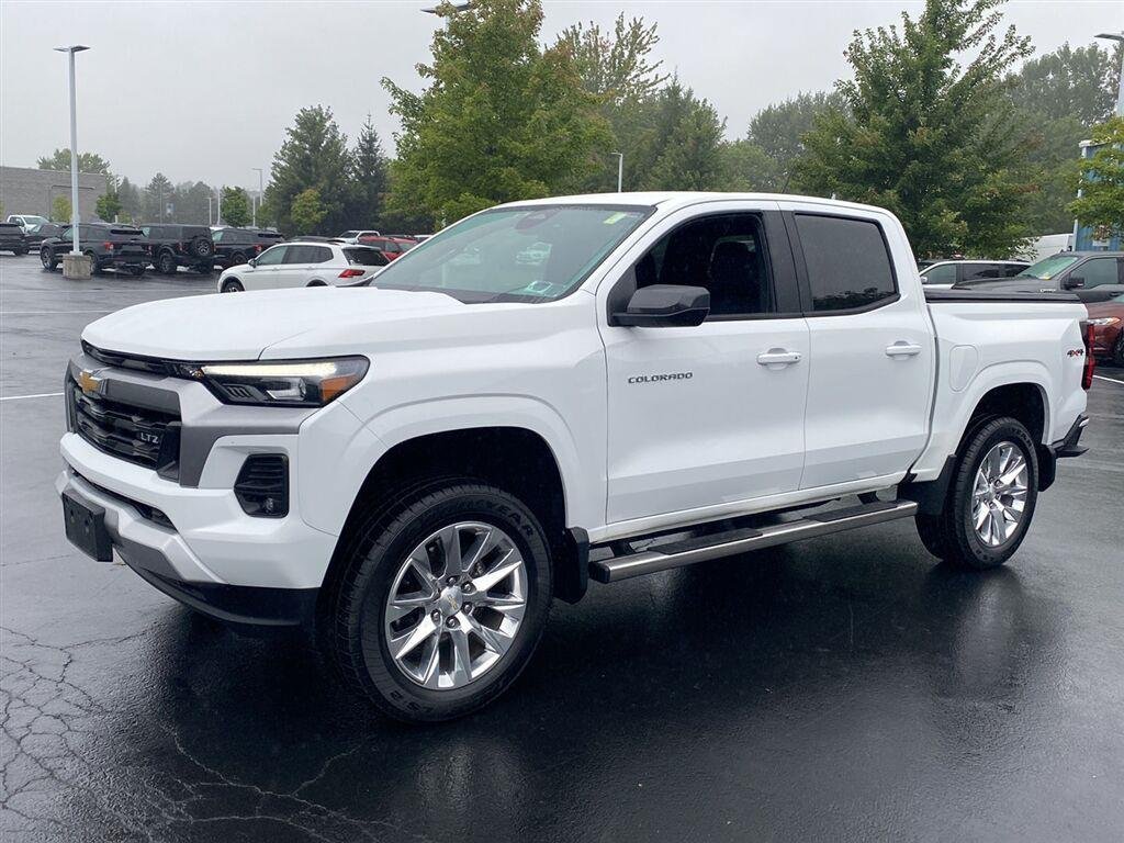 Used 2024 Summit White Chevrolet 4WD LT image 6