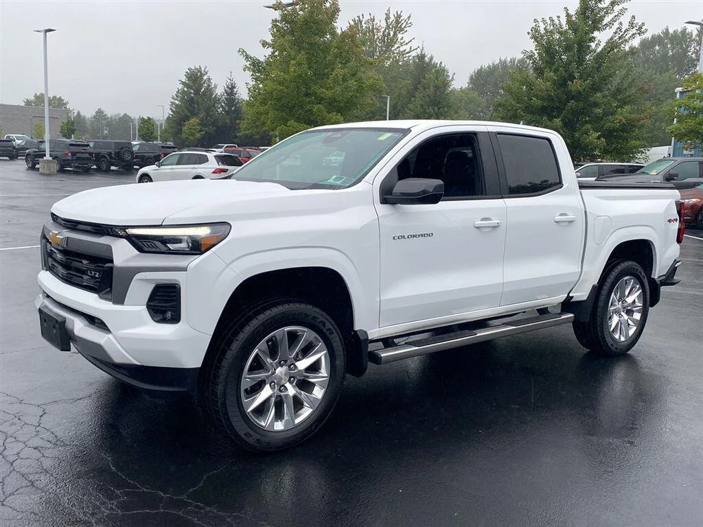 Used 2024 Summit White Chevrolet 4WD LT image 6