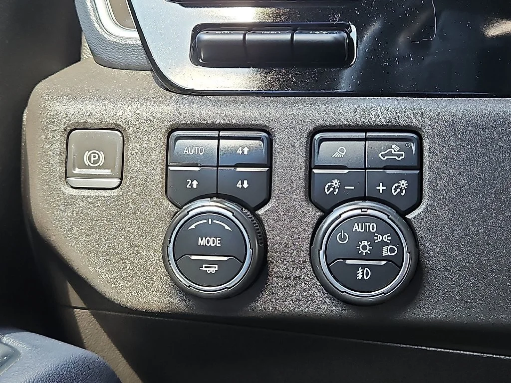 Used 2022 IRIDESCENT PEARL TRICOAT Chevrolet High Country image 15