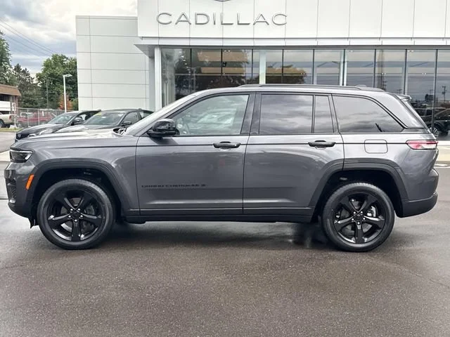 Used 2024 Gray Jeep Altitude image 39