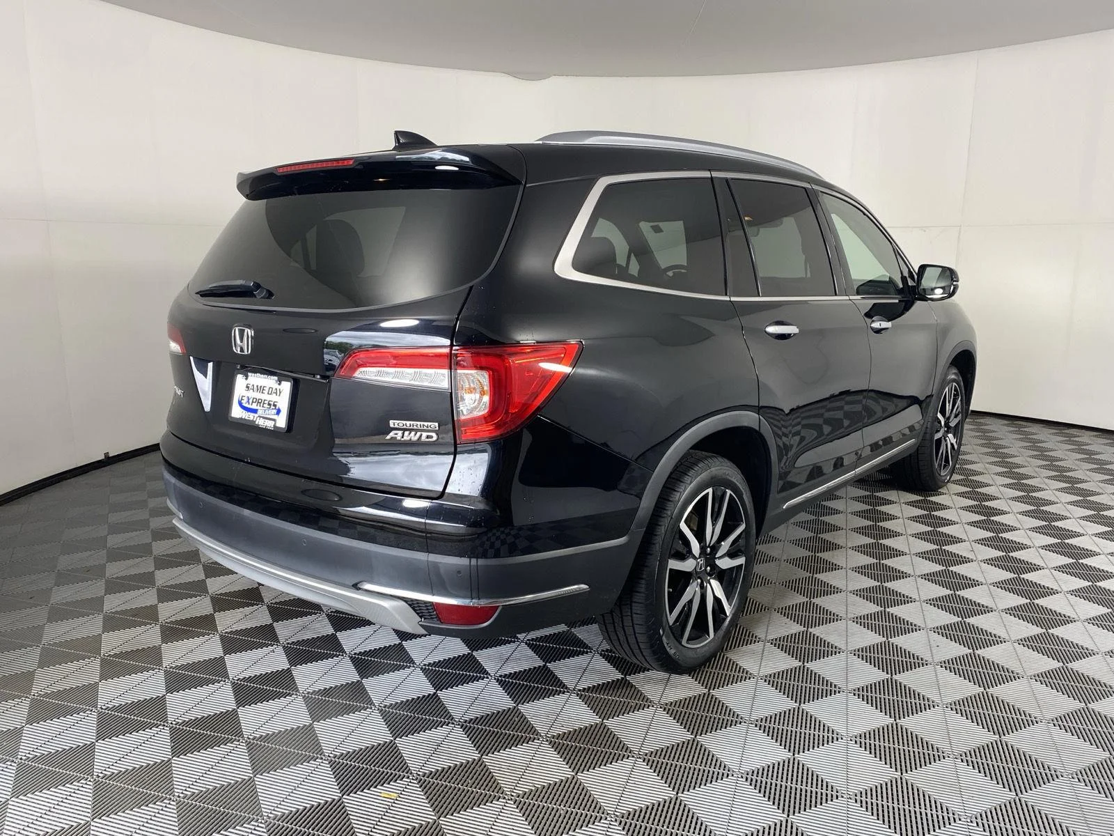 Used 2022 Crystal Black Pearl Honda Touring w/Rear Captain