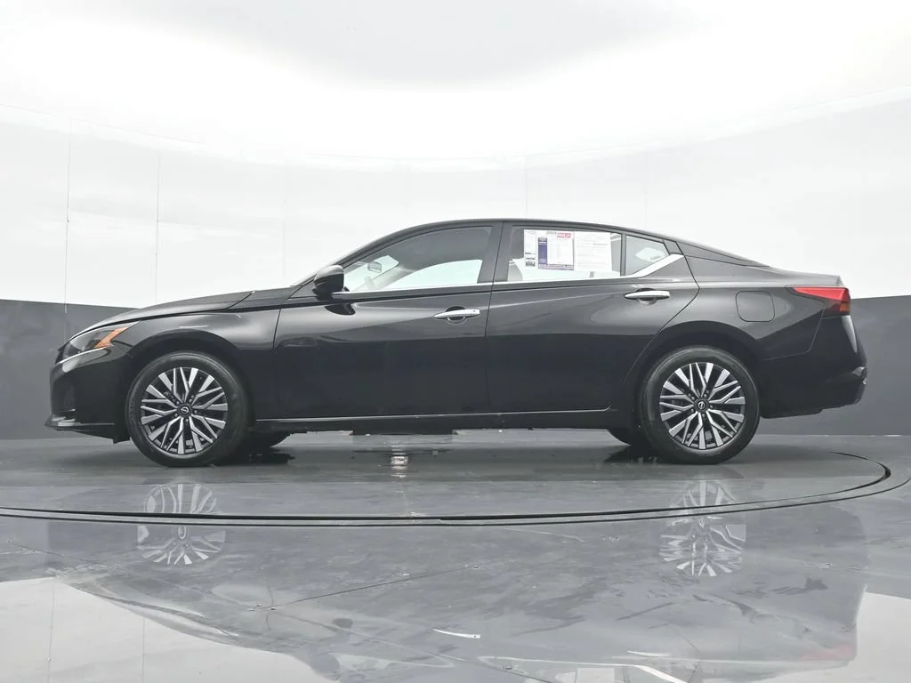 Used 2025 Black Nissan 2.5 SV image 27