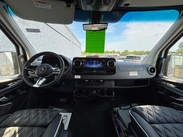 New 2027 Silver Mercedes-Benz Discovery Touring image 22