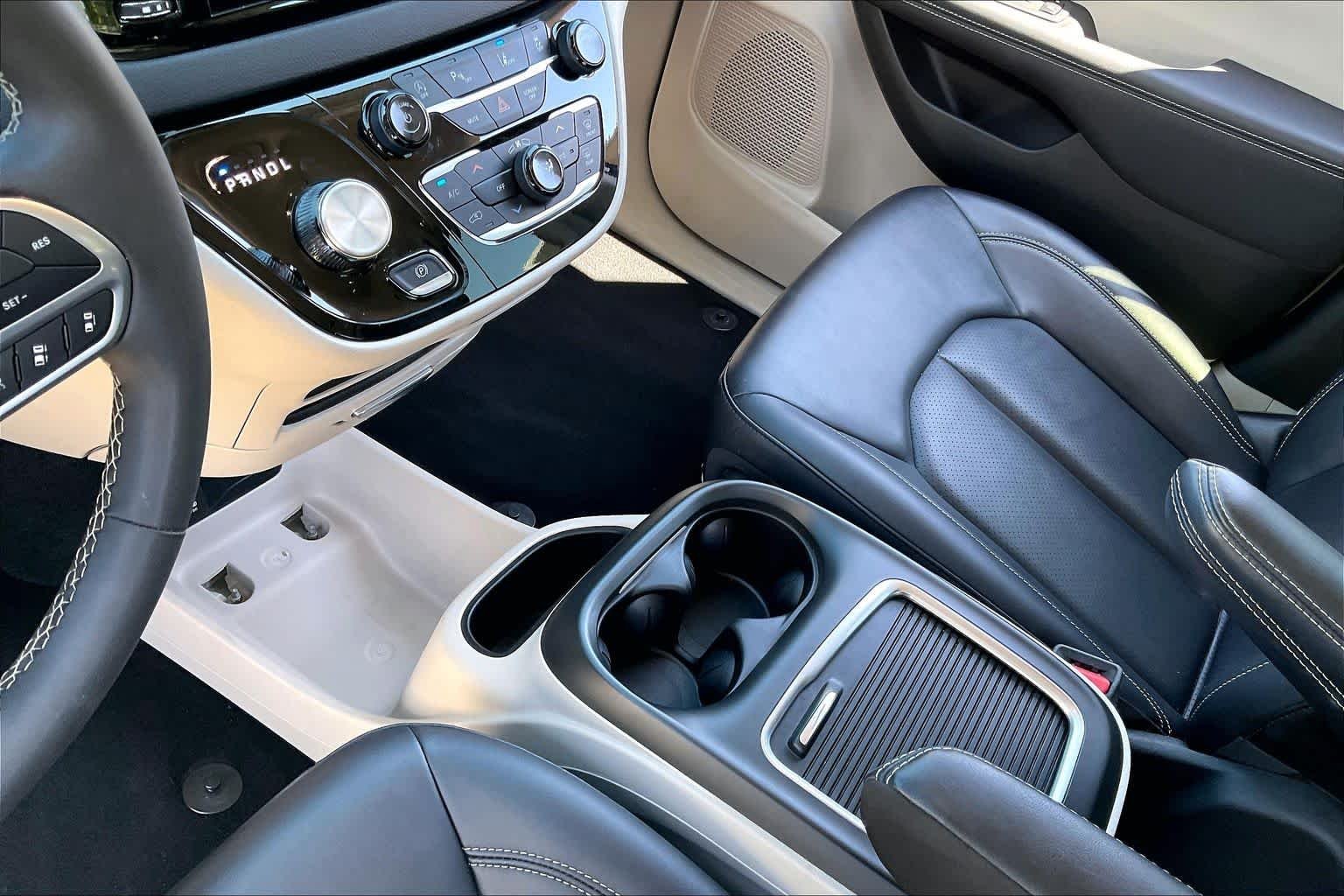 Used 2024 Silver Mist Clearcoat Chrysler Touring L image 16