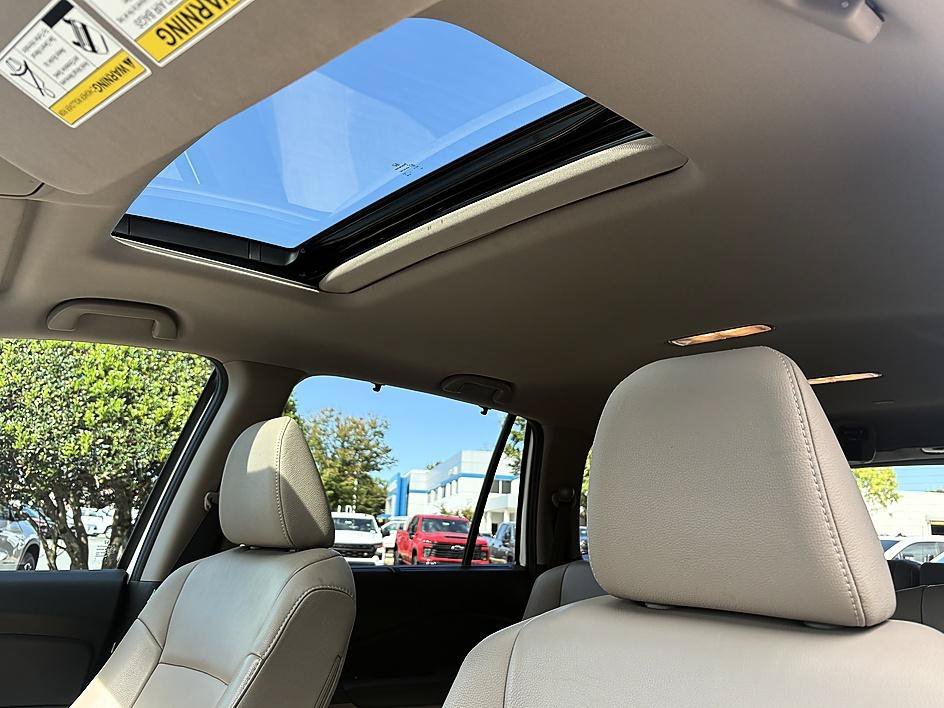 Used 2020 White Honda EX-L image 17