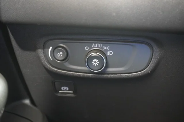 Used 2023  GMC SLE image 23