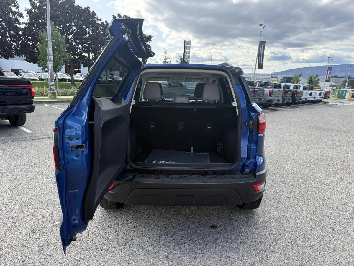 Used 2018 Blue Ford SE image 6