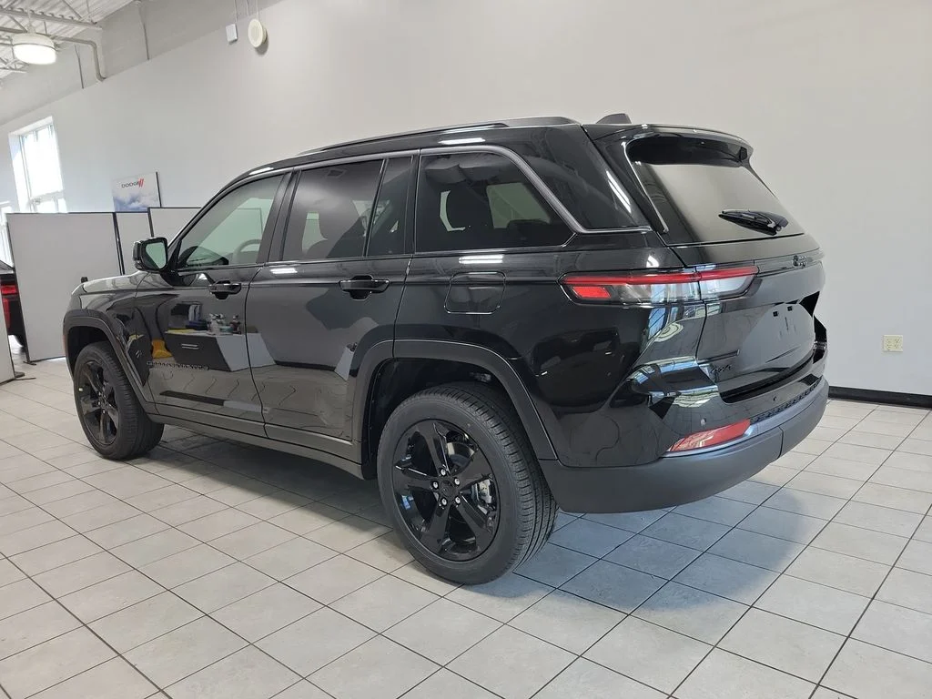 New 2026 Diamond Black Crystal Pearlcoat Jeep Limited image 5