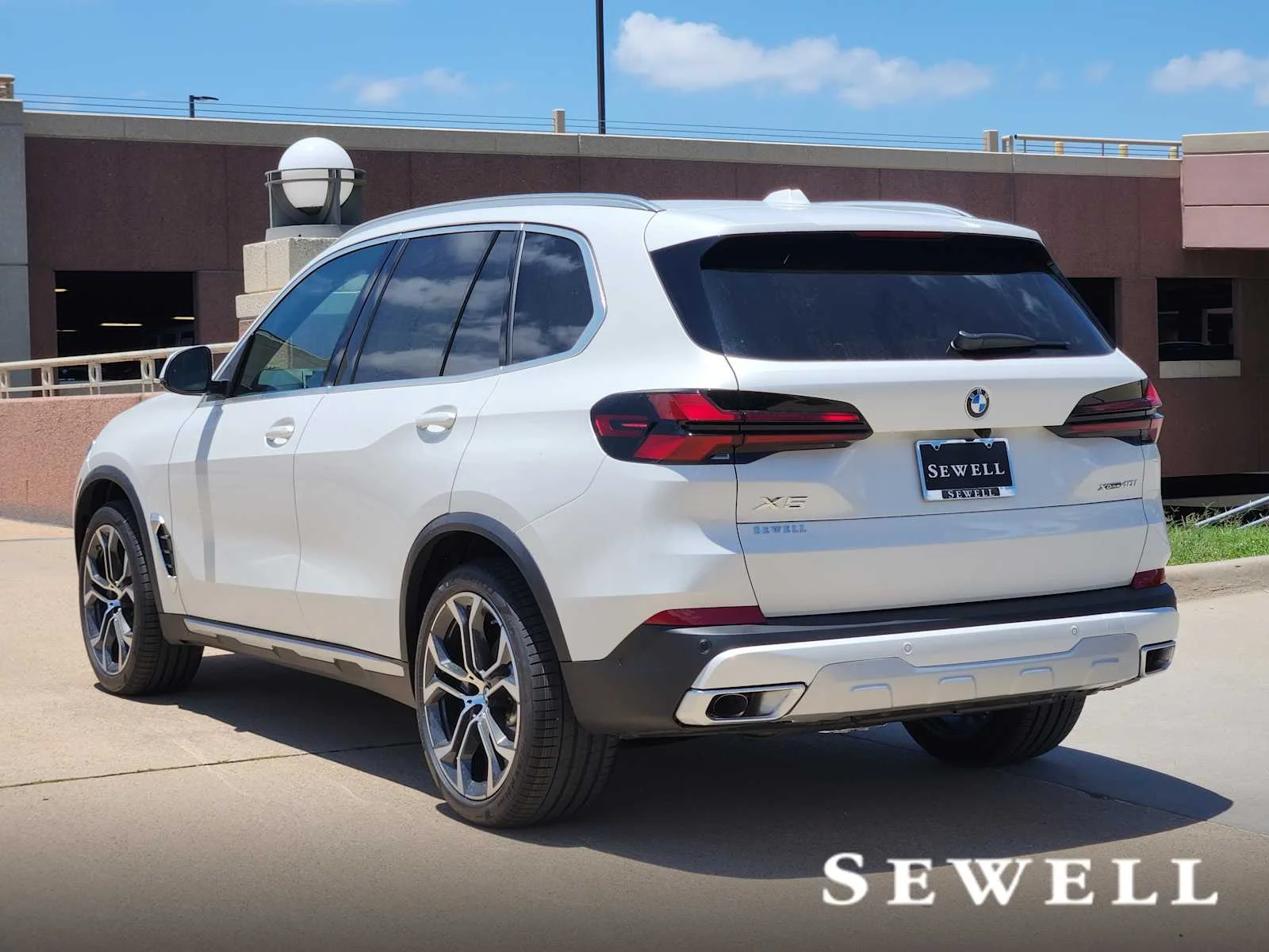 New 2026 Mineral White Metallic BMW xDrive40i image 3