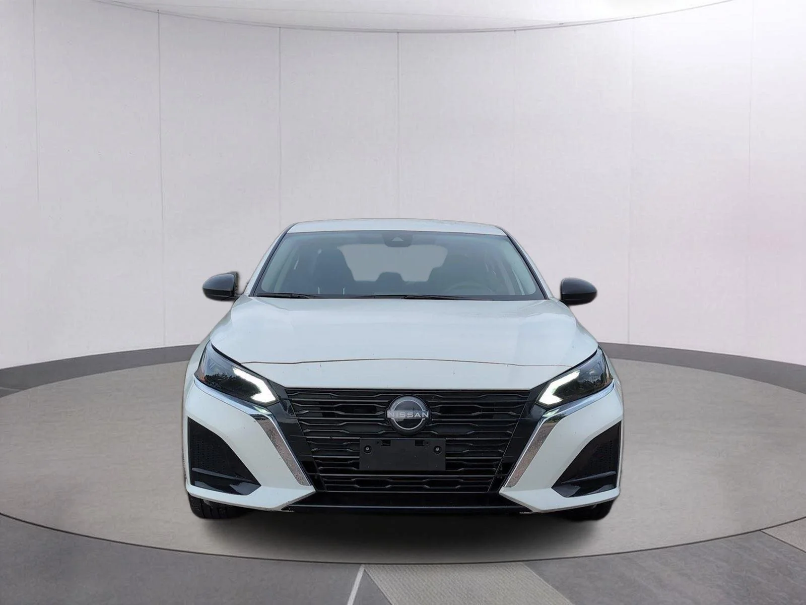 Used 2025 Glacier White Nissan SV image 10