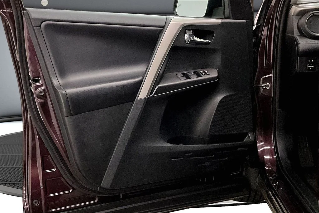 Used 2018 Black Toyota XLE image 20