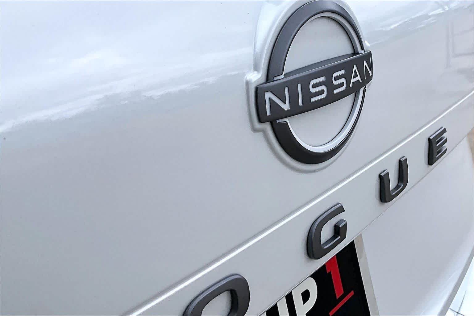 Used 2026 Everest White Pearl Tricoat Nissan SV image 31