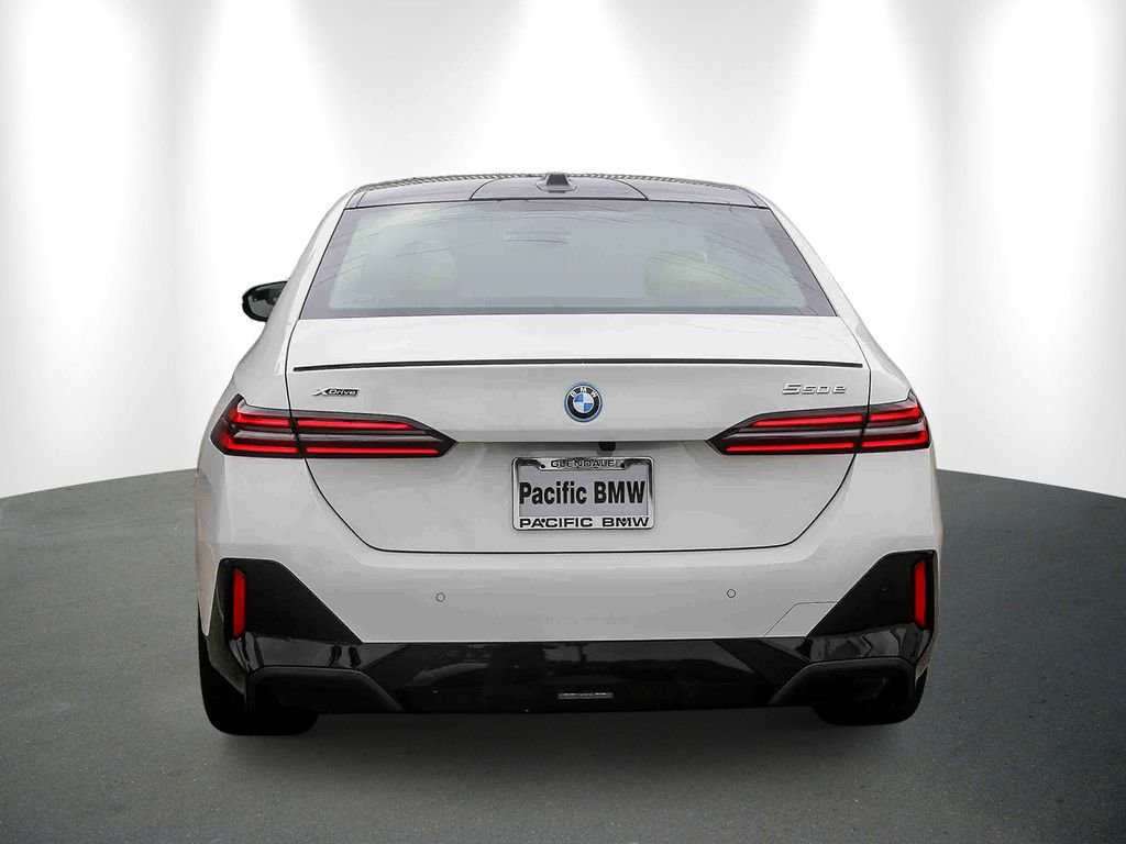 New 2027 Alpine White BMW 550e xDrive image 5