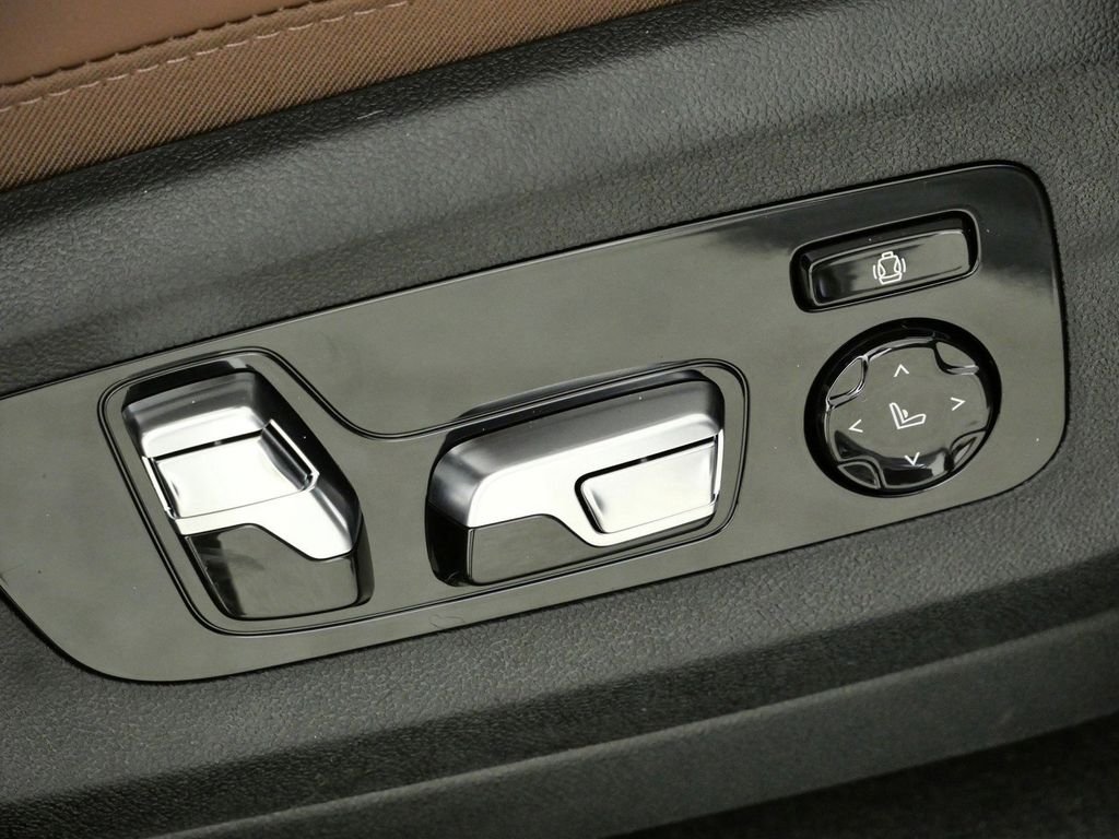 Used 2026 Skyscraper Grey Metallic BMW xDrive40i image 23