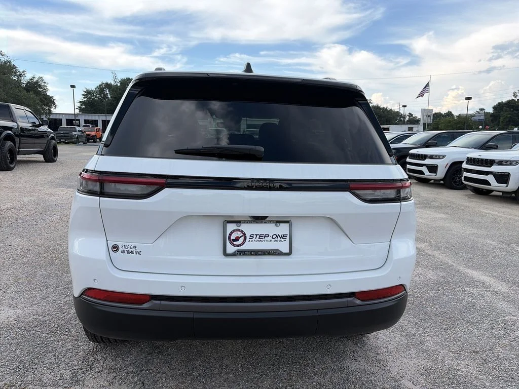 New 2026 Bright White Clear-Coat Exterior Paint Jeep Laredo Altitude image 5