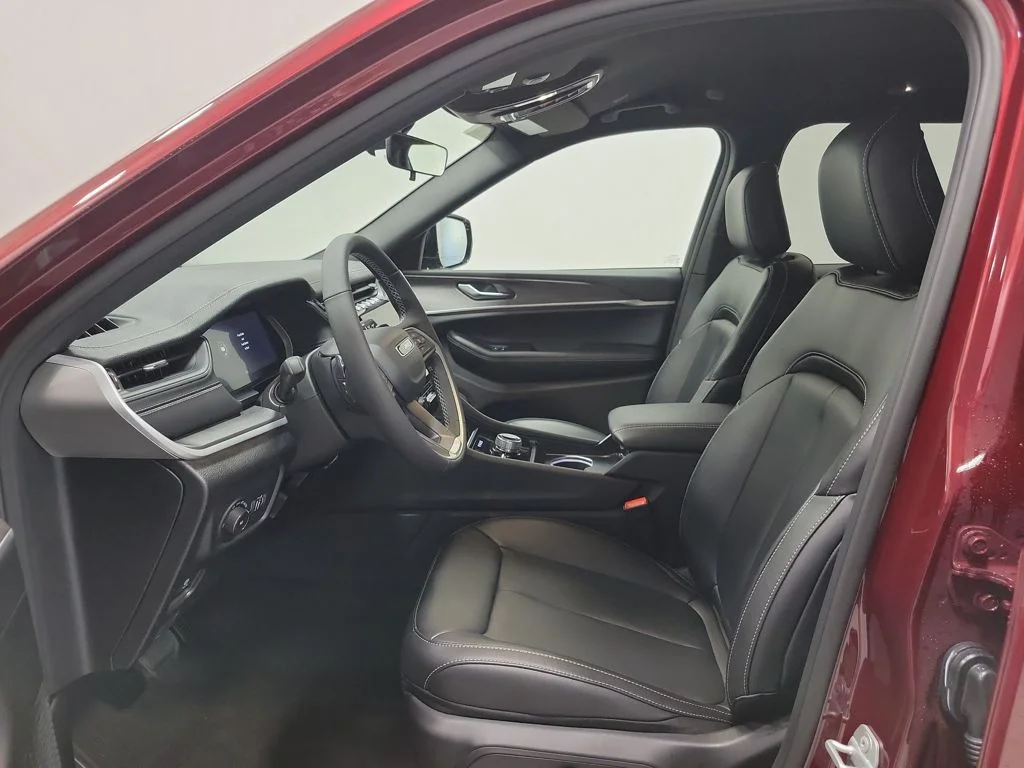 New 2025 Velvet Red Pearl-Coat Exterior Paint Jeep Limited image 14