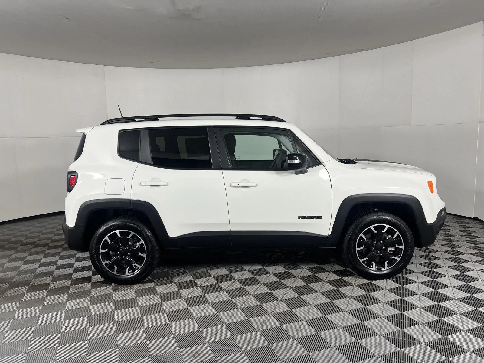 Used 2023  Jeep Upland image 42