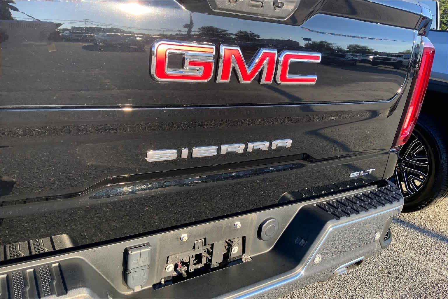 Used 2023 Onyx Black GMC SLT image 28