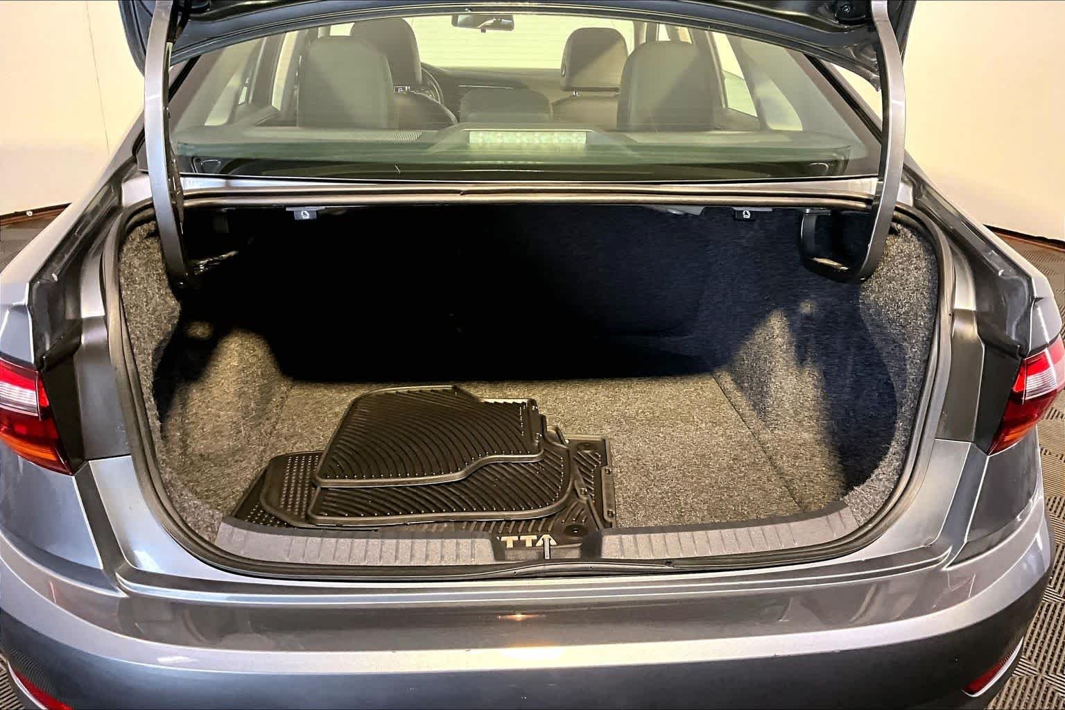 Used 2019 Platinum Gray Metallic Volkswagen SE image 35