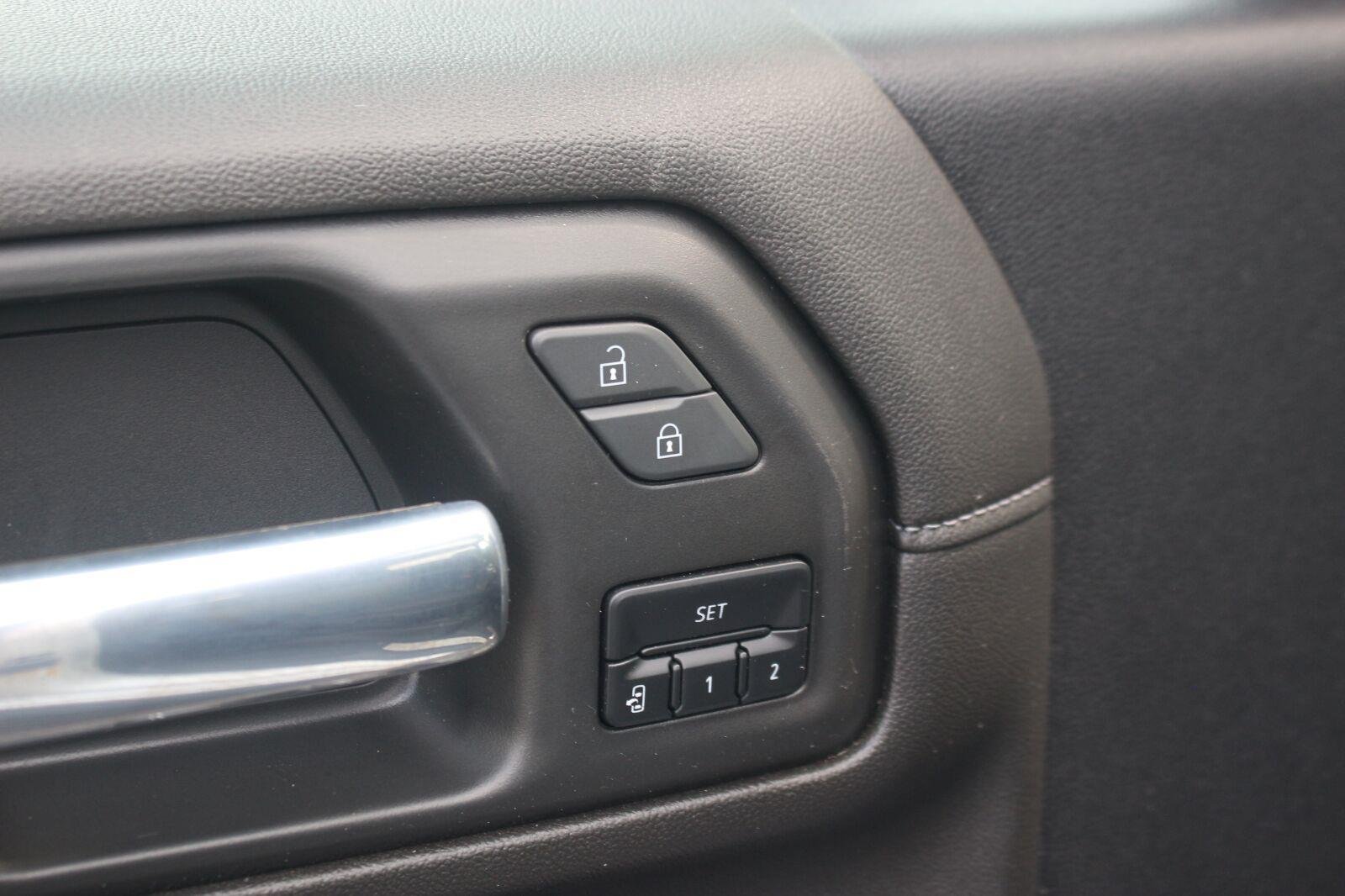 Used 2023 IRIDESCENT PEARL TRICOAT Chevrolet High Country image 15