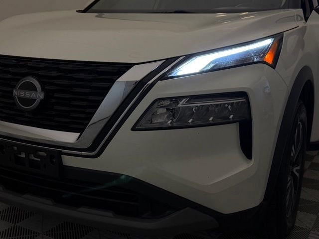 Used 2023 Pearl White Tricoat Nissan SV image 9