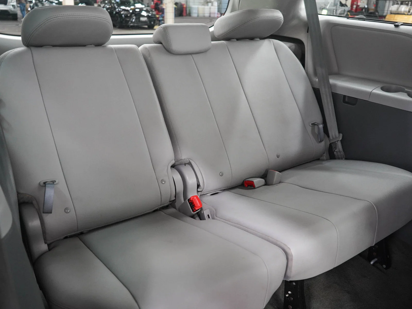 Used 2018 Silver Sky Metallic Toyota XLE Premium FWD 8-Passenger image 16