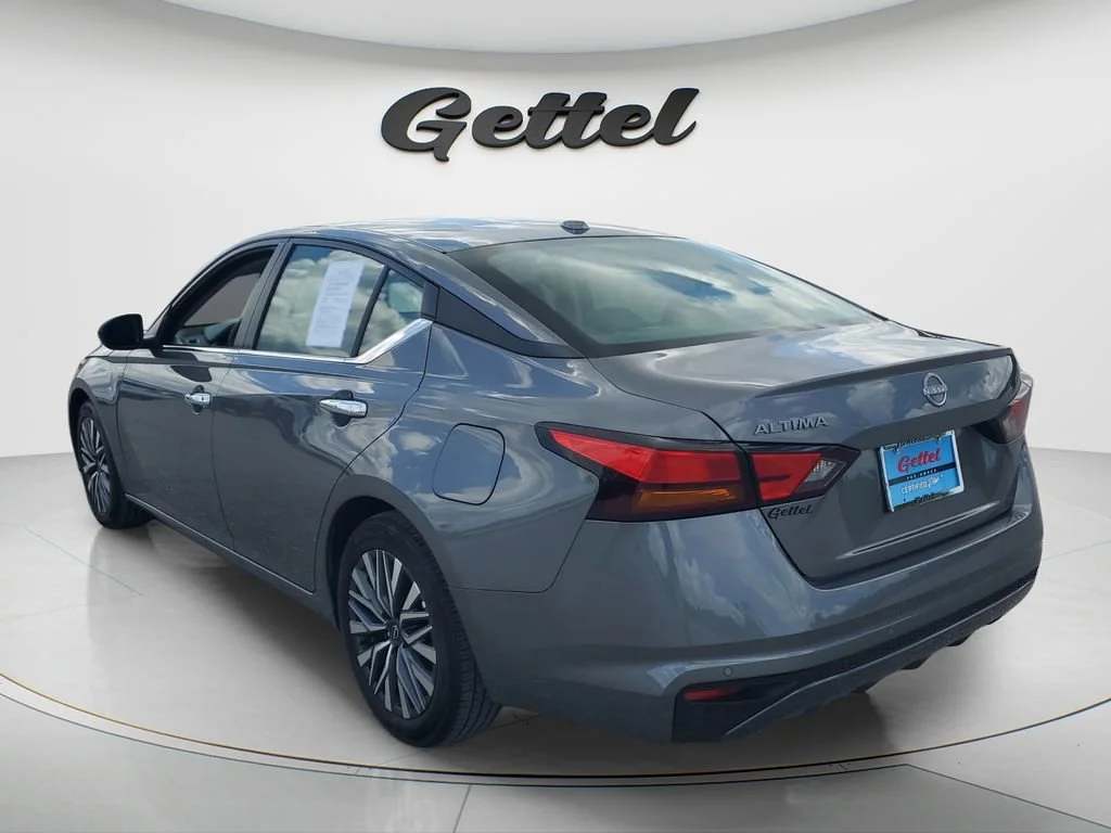Used 2025 Gray Nissan SV FWD image 7