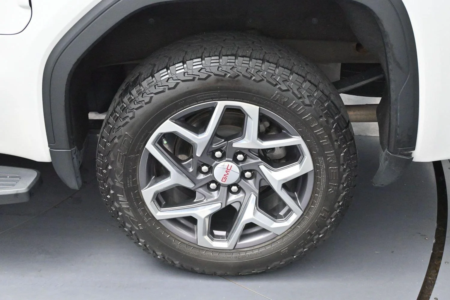 Used 2023 White Frost Tricoat GMC SLT image 34