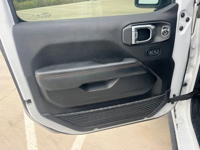 Used 2023 White Jeep Mojave image 9