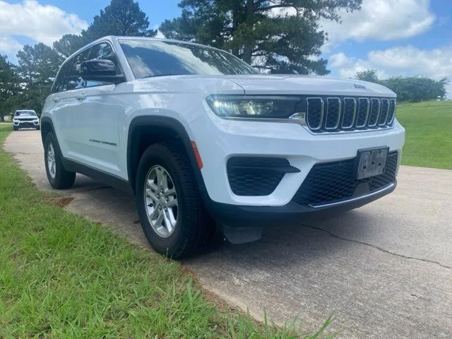 Used 2024 White/off-white Jeep Laredo image 13
