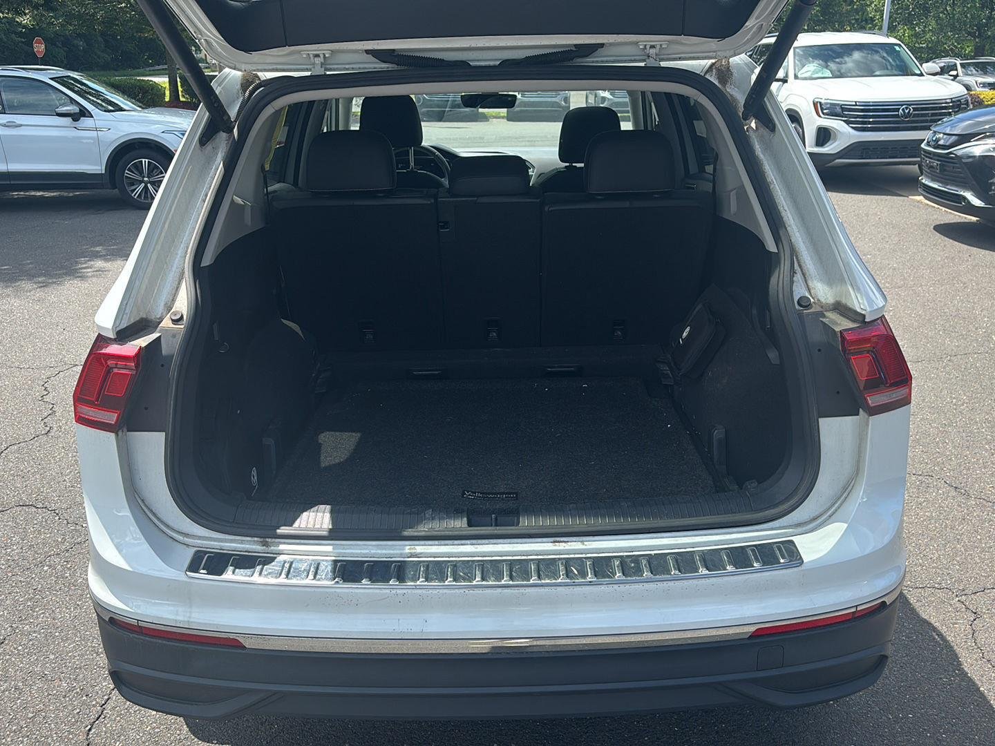 Used 2022 Pure White Volkswagen SE image 14