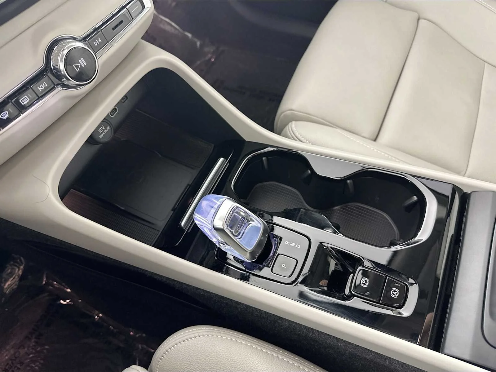 Certified Used 2025 Crystal White Volvo Plus image 16