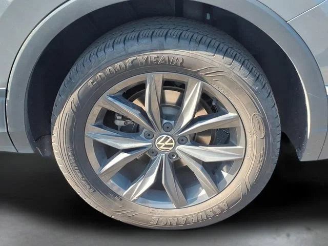 Used 2024  Volkswagen SE image 29