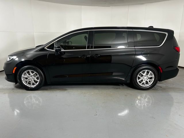 New 2026 Diamond Black Crystal Pearl-Coat Exterior Paint Chrysler Select image 5