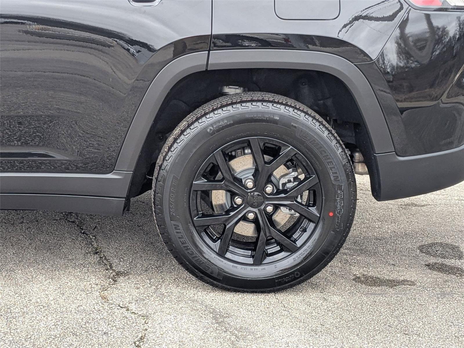 New 2026 Diamond Black Crystal Pearl-Coat Exterior Paint Jeep Laredo Altitude image 8