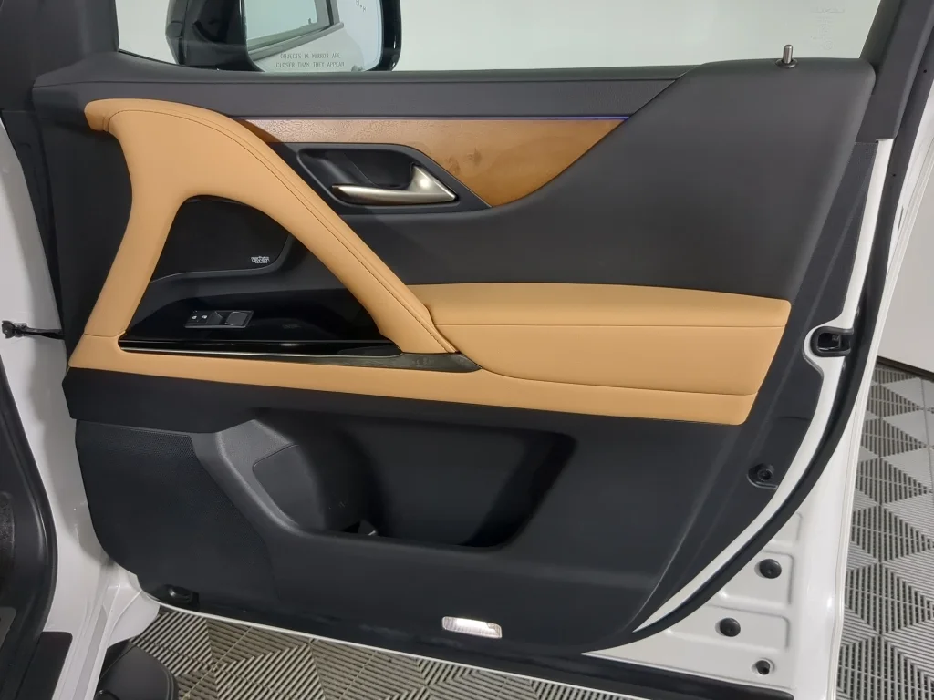 Used 2023 White Lexus Luxury image 23