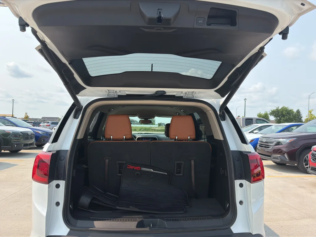 Used 2018 White Frost Tricoat GMC SLT image 7