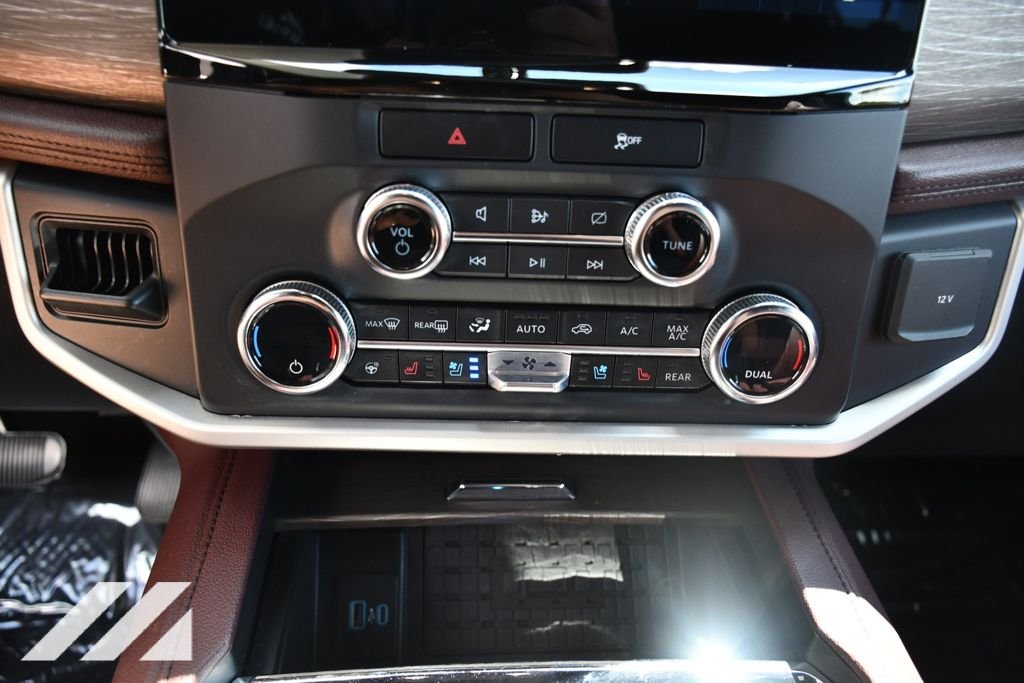 Used 2023  Ford Limited image 19
