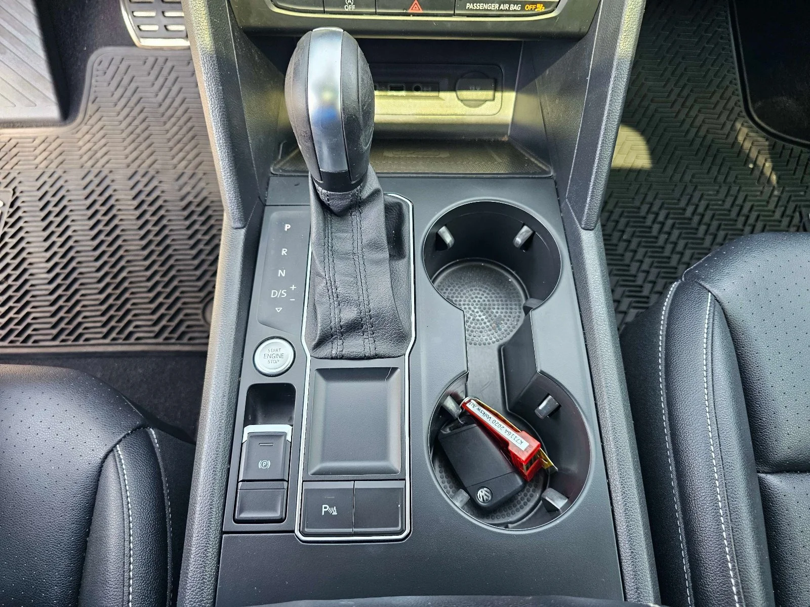 Used 2020  Volkswagen 3.6L V6 SE w/Technology R-Line image 25