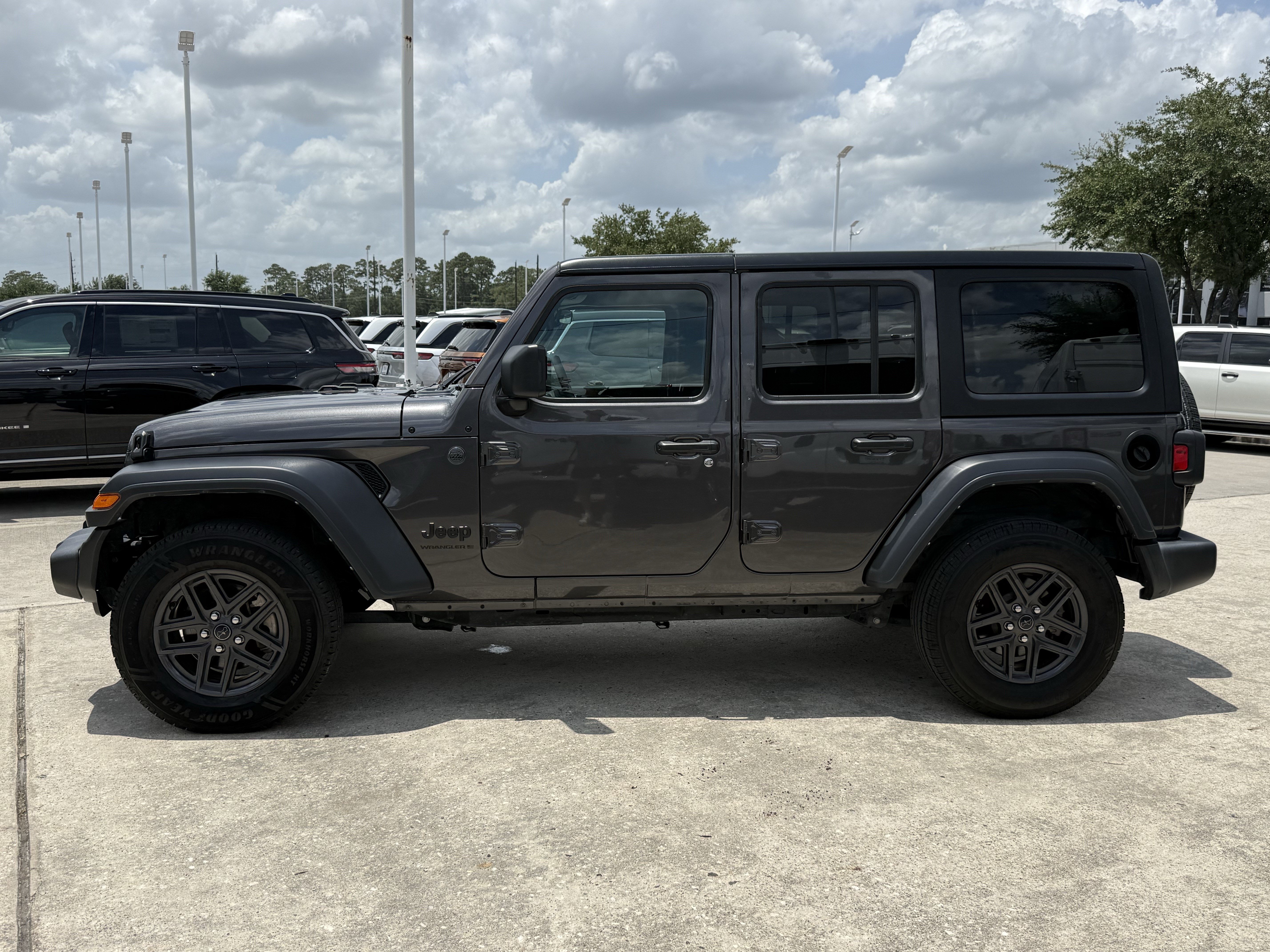 Used 2024 Granite Crystal Metallic Clearcoat Jeep  image 7