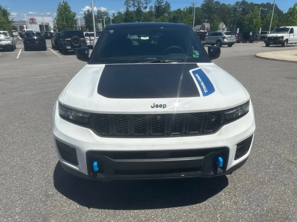 New 2024 Bright White Clear-Coat Exterior Paint Jeep Trailhawk 4xe image 3