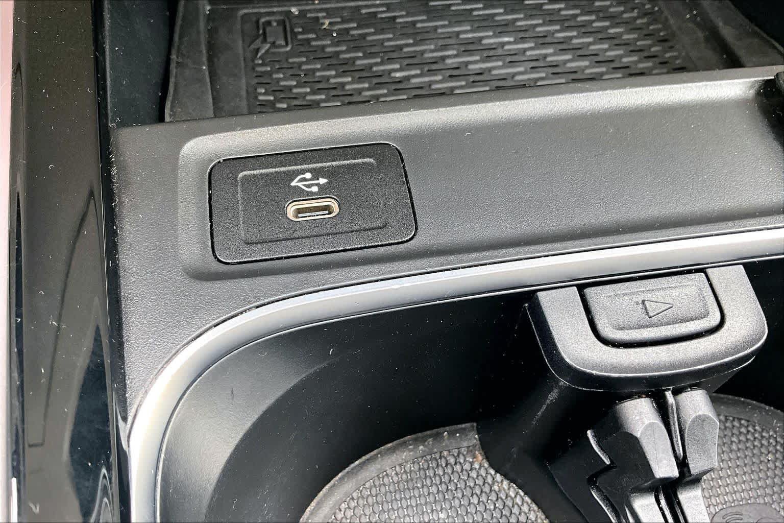Used 2025 Polar White Mercedes-Benz GLB 250 image 35