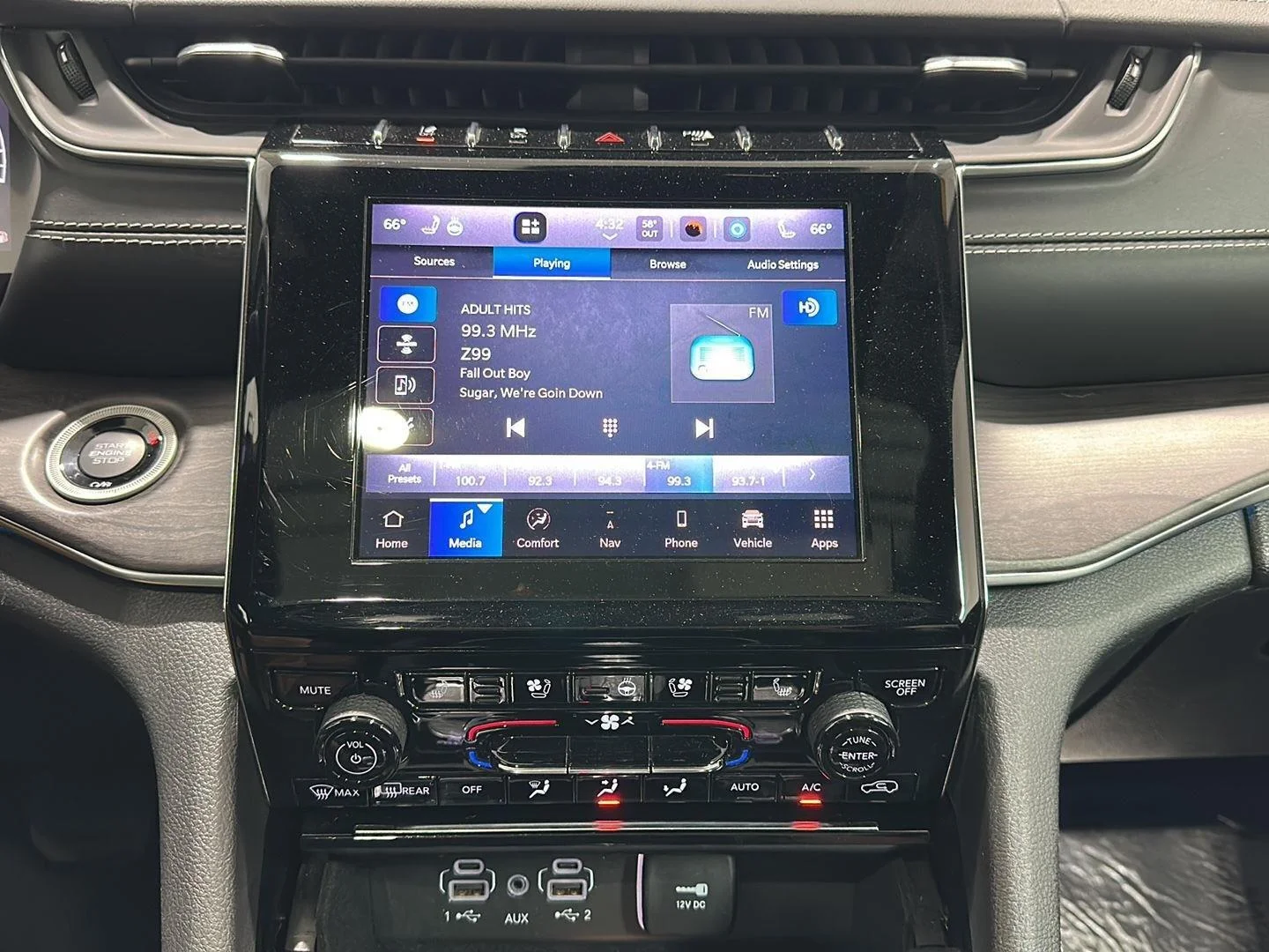 Used 2022 Diamond Black Crystal Pearlcoat Jeep Overland image 12