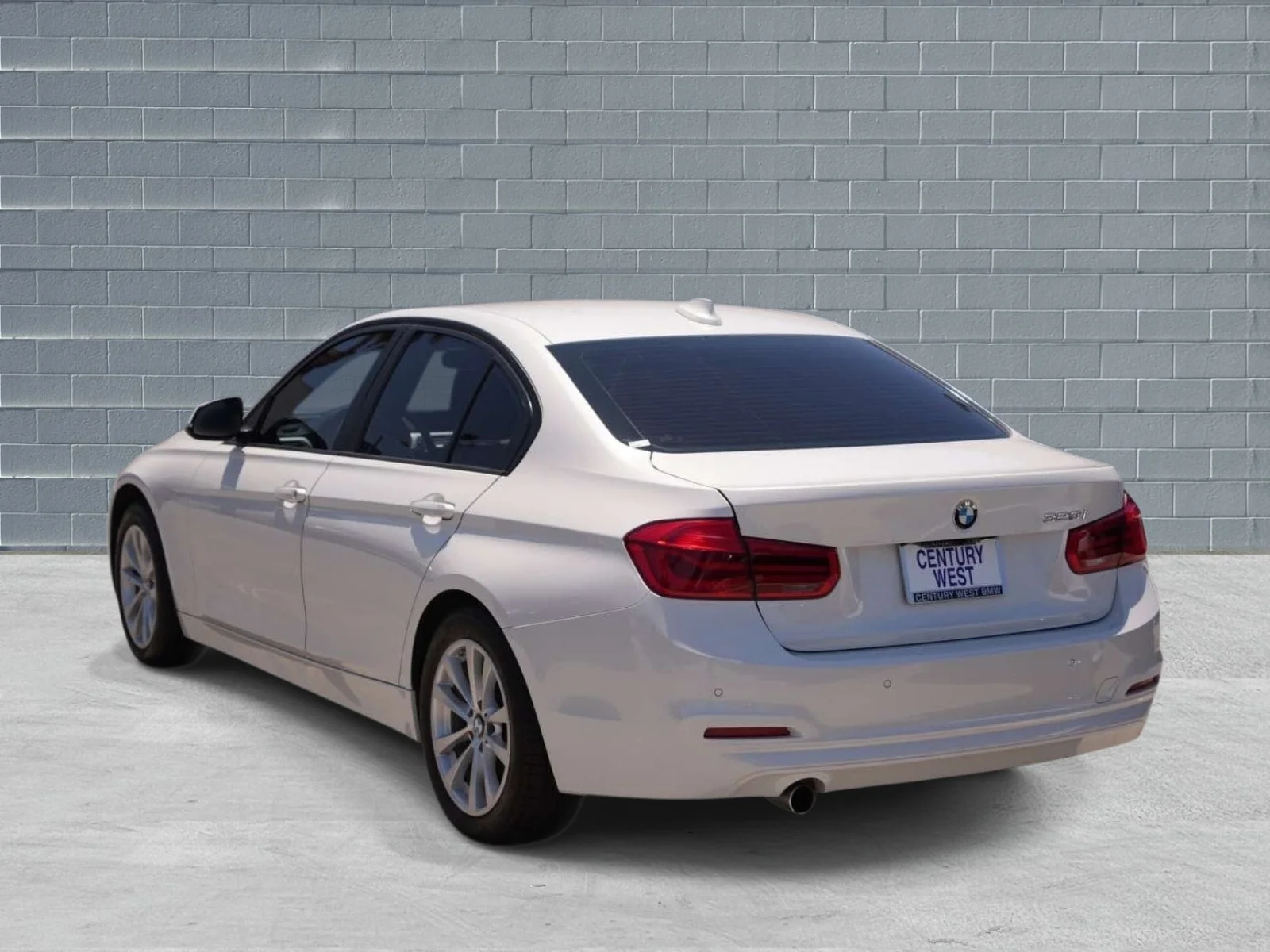 Used 2018 Mineral White Metallic BMW 320i Sedan South Africa image 3