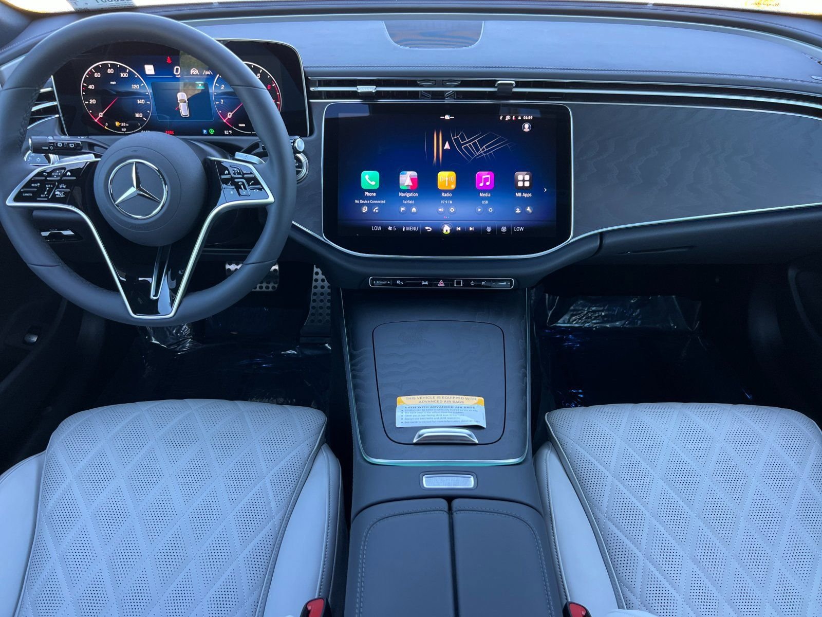 New 2026 MANUFAKTUR Moonlight White Metallic Mercedes-Benz E 450 image 3