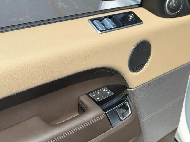 Used 2020 White Land Rover HSE image 21