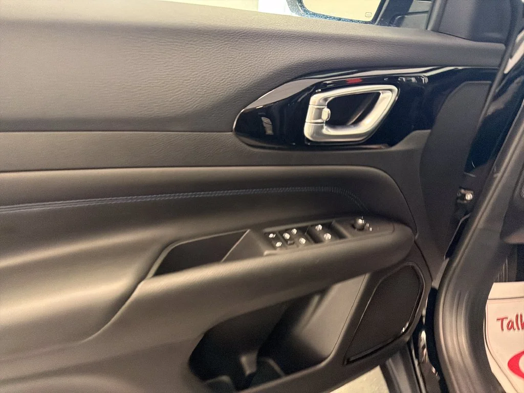 New 2027 Black Jeep Latitude image 13